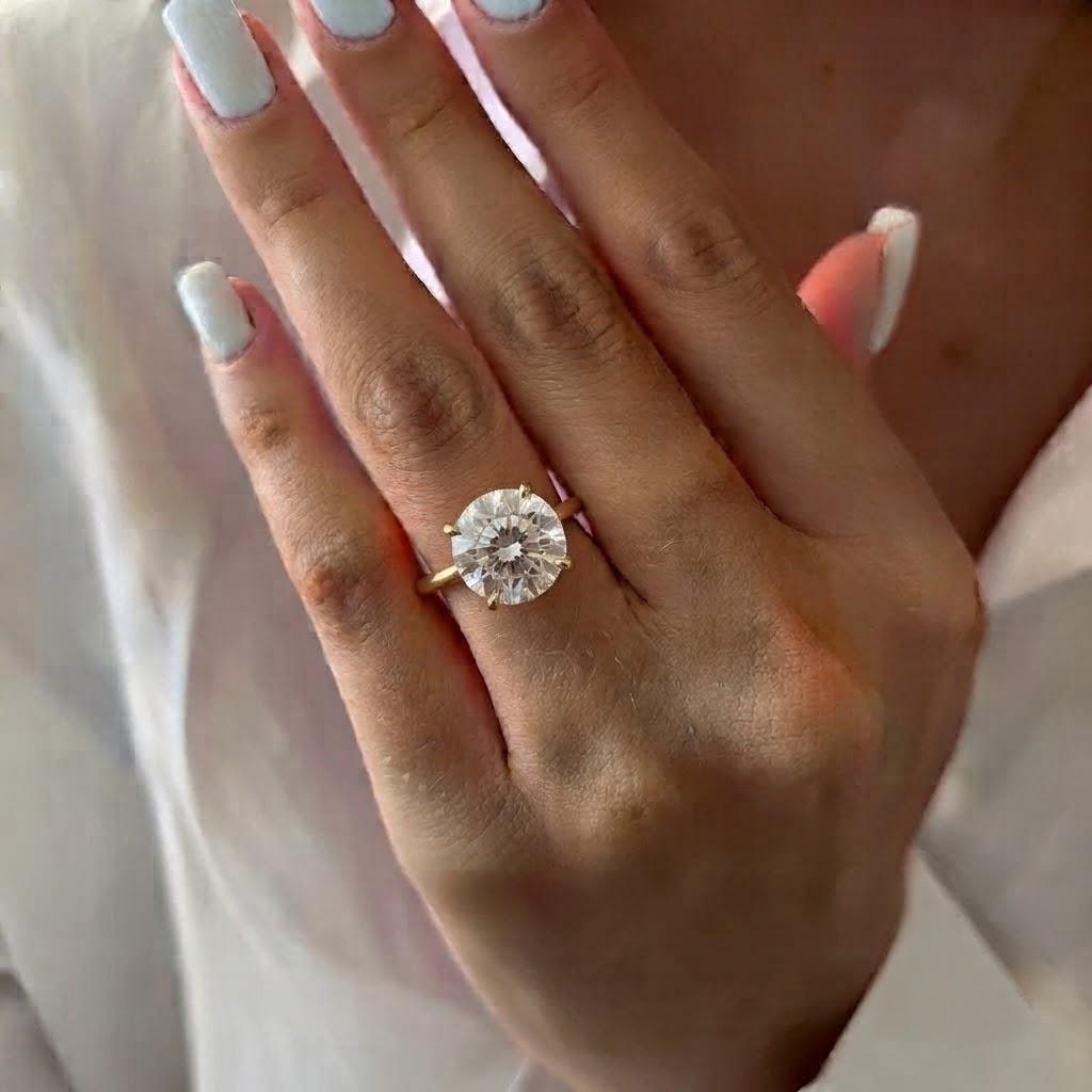 Round diamond engagement ring